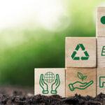 Stapeln von CO2-reduzierenden, recycelbaren, grünen Fabriksymbolen auf dem Boden zur Verringerung von CO2, CO2-Fußabdruck und CO2-Gutschrift zur Begrenzung der globalen Erwärmung durch den Klimawandel